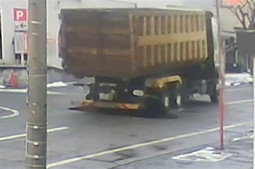 【陥没する瞬間の動画】新潟市東区で道路陥没、通行止めは10日午前7時頃解除に　下水道使用自粛要請も | 新潟日報