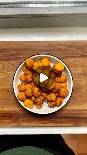 GialloZafferano on Instagram: "Palline di patate dolci, ripiene, con intingolo di mayo alle olive taggiasche: è sempre l’ora dell’AperiTIR @tirmagno @giallozafferano 😋😍✨ Provatele stasera! 🍠🧀🫒 Ingredienti per un aperitivo per 4 persone 1kg di patate dolci 400g provola/ caciocavallo affumicato Abbondante timo Farina Olio per friggere Per la maionese 170g di olio di semi 1 uovo Qualche goccia di aceto Sale pepe Rosmarino Olive taggiasche Lessate o cuocere le patate a vapore per circa 30 minut