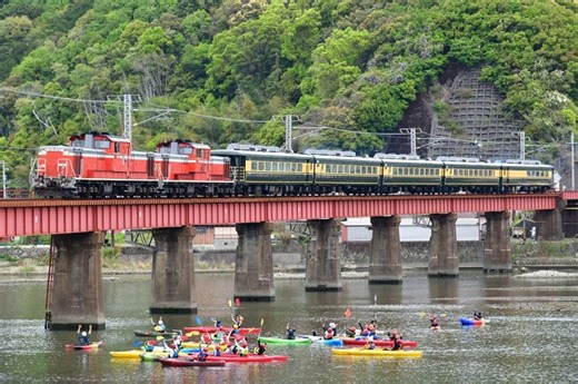 【動画】６年ぶり紀南走る　ＪＲ客車サロンカーなにわ、カヌーからもお見送り、和歌山：紀伊民報AGARA｜和歌山県のニュースサイト