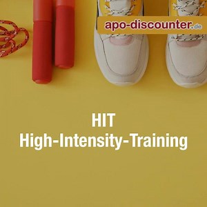💪 Fit mit apo-discounter.de: HIT 💪 Diese Woche wird es anstregend! 😅 Unsere Trainerin Christin zeigt Dir diesmal ein High-Intensity-Training (HIT). Das HIT ist super geeignet, um in kürzester Zeit viele Kalorien zu verbrennen, da die Belastungsintensität sehr hoch ist. 🔥 Man sollte allerdings gut trainiert sein und die Übungen beherrschen, da sonst die Verletzungsgefahr erhöht ist. ☝️ Christin erklärt Dir außerdem, warum es so wichtig ist beim Sport viel Flüssigkeit aufzunehmen und zeigt Dir