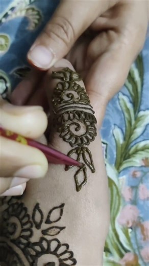 ননদ আর ভাবি যখন মেহেদী দেয় /Eid mehidir design#shortsfeed #art #vlog