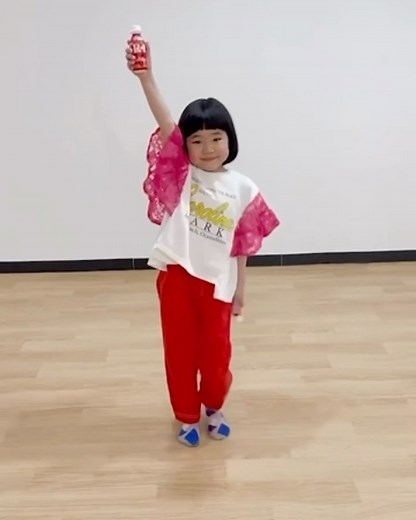 永尾柚乃 (Yuno Nagao) | ⭐️お知らせです⭐️ 今回、明治プロビオヨーグルトR-1 『リンカウヨチイタデンワルーア』 ダンスをおどりました💃✨✨ めっちゃ楽しかったです🥰 これからあつくなってくるので、 R-1を飲んで毎日元気に楽しくすごしましょう🎉 みんなも踊ってみてね🕺🪩✨ #PR... | Instagram