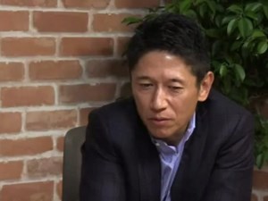 田内 学 on Instagram: "多様な価値を追求するために投資にできること 経世済民オイコノミア、第5回のゲストはゴールドマン・サックス証券で長く金利トレーダーを務める居松秀浩氏をゲストに、日銀の金融政策と市場の関係や、誤解されがちな投資の意義などについて議論した。 日銀が10年国債の金利を0.25%に据え置く方針を維持し、無制限に国債を購入し続けたため、昨年来、物価高騰に伴い世界的に金利が上昇する局面では、日本国債のイールドカーブはいびつな形となっていた。しかし、この時、海外の投機筋が空売りをしていると非難する論調が一部で生じていたことについて居松氏は、そのような批判があることに理解を示しつつも、世界的に金利が高騰する中、資産を守るために投資家たちが日本の金利上昇を食い止めるために取った行動だったという側面があったことを強調する。 社会の中で投資が果たすべき役割について居松氏は、投資には単なる資産運用という以上に、投資先で新たにどのような価値が創出され、人々の豊かさにつながるのか考える必要性を説く。一例として居松氏は駆け出しの漫画家に対する投資を挙げ、単に金銭的なリスクとリタ