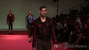 動画：赤一色のフィナーレは圧巻、「ドルチェ＆ガッバーナ」15年春夏メンズ