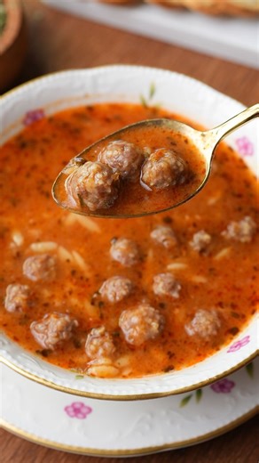 Nefis Yemek Tarifleri on Instagram: "Soframızın vazgeçilmezi bol köfteli, şehriyeli nefis çorba tarifimizi paylaşıyoruz. 😋✨ Büyük tencereleri rahatça yerleştirdiğimiz geniş göz aralıklı Profilo Ankastre Ocağımız sayesinde çorbamız her zamanki gibi mükemmel şekilde pişti. 💙 Hemen kaydedin ve mutlaka siz de deneyin! 😍 @profiloevaletleri #OhbeProfiloyapmış #işbirliği Köfteli Şehriyeli Çorba Malzemeler 1 yemek kaşığı domates salçası 1 tatlı kaşığı biber salçası 1 adet kuru soğan 1 tatlı kaşığı tu