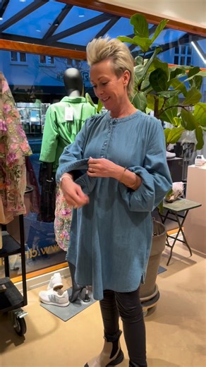 Dresslab on Instagram: "Merete i Pisa Tunic fra Gaspar 💙 Merete viser den flotte lyseblå denim tunika Pisa fra Gaspar, en let og stilfuld model med mange stylingmuligheder. På Merete, som er 172 cm, går tunikaen til lige over knæet, og derfor har hun stylet den med skindleggings under. Er du lidt lavere, kan tunikaen nemt styles med strømpebukser og en lang støvle for et elegant og afbalanceret look 👢✨ 🔹 Merete har str. XS/S på 🔹 Hun bruger normalt str. S Find Pisa Tunic fra Gaspar online på