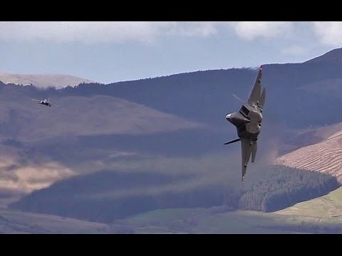 Incredible footage shows USAF F-22 in the Mach - loop
