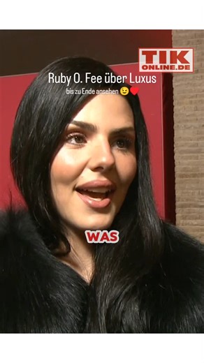 Ruby O. Fee haben wir am Rande der Berlinale 2026 auf der Party von Armani getroffen. Im Interview verriet uns die Schauspielerin was Luxus für die bedeutet. Lasst uns gerne ein Like oder Kommentar da 👍♥️ folgt uns für weitere interessante Videos ‼️ #rubyofee #luxus #käse #zitatezumnachdenken #starnews | TIKonline.de