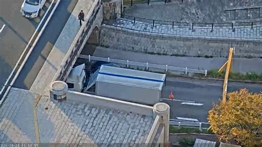 【動画あり】萬代橋のたもと、信濃川側道でトラックが橋の下に引っかかる | 新潟日報