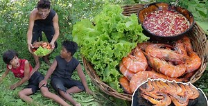 Primitive - Cook shrimp on a rock eating for lunch in the forest | Daily Cooking