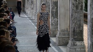 動画：デザイナーデュオ語る、「プロエンザ スクーラー」17/18年秋冬パリ・オートクチュール