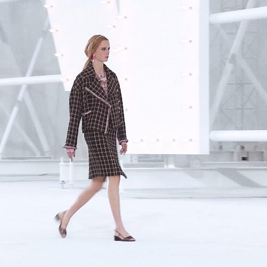 Graphic lines draw out the new CHANEL tweed suit — the opening look of the CHANEL Spring-Summer 2021 Ready-to-Wear collection imagined by Virginie Viard, presented at the Grand Palais in Paris. See more on chanel.com/-RTW_SS21 | CHANEL