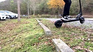 Innovative Federung. Rekuperation. 70km Reichweite. Optionale Kellermann-Blinker. Entdecke den neuen e-Scooter Standard!💪🏼 | IO HAWK